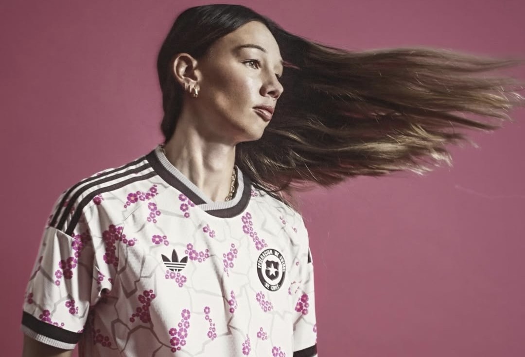 ¡Ya está disponible! Adidas lanzó la nueva camiseta alternativa de La Roja inspirada en el Desierto Florido
