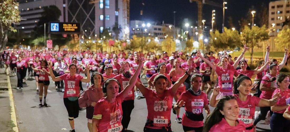 Histórico: más de 5 mil mujeres corrieron en la tercera versión de Women’s Night Out y tiñeron de fucsia las calles de Providencia