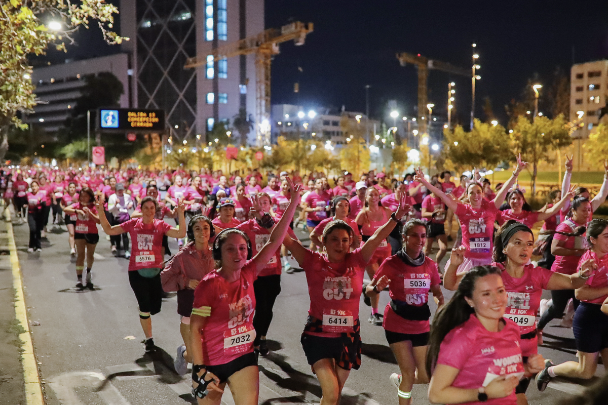 Histórico: más de 5 mil mujeres corrieron en la tercera versión de Women’s Night Out y tiñeron de fucsia las calles de Providencia