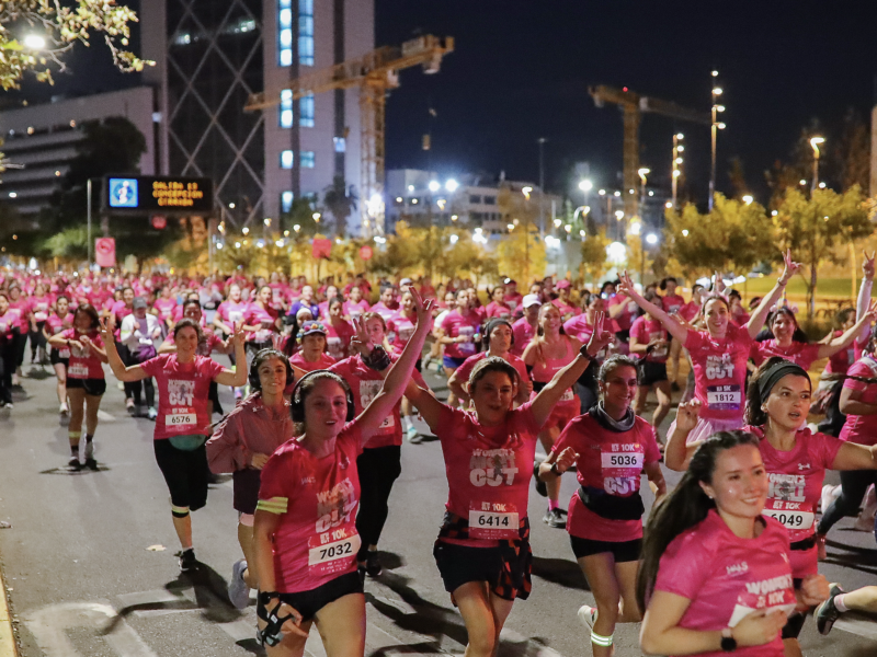 Histórico: más de 5 mil mujeres corrieron en la tercera versión de Women’s Night Out y tiñeron de fucsia las calles de Providencia