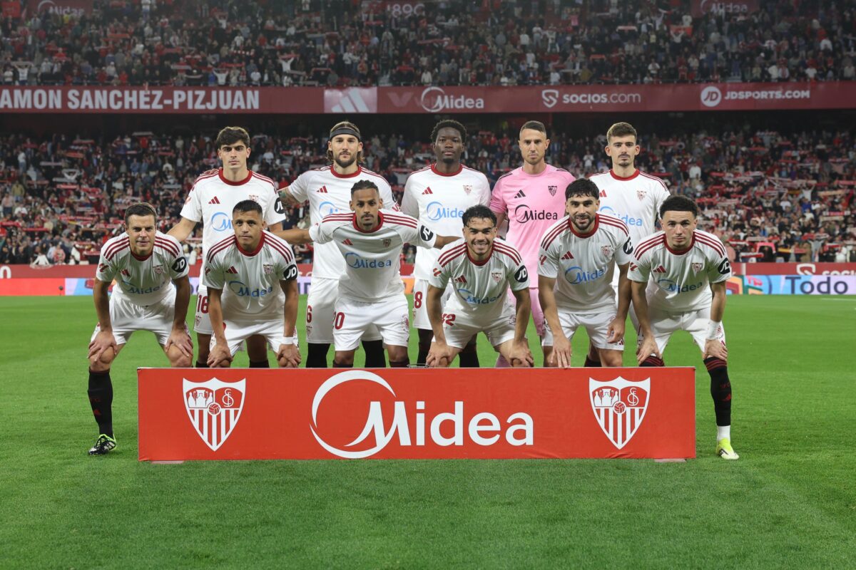 Alexis Sánchez y Gabriel Suazo se quedaron sin entrenador en Sevilla
