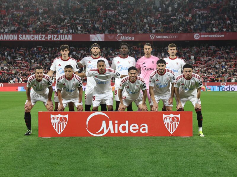 Alexis Sánchez y Gabriel Suazo se quedaron sin entrenador en Sevilla