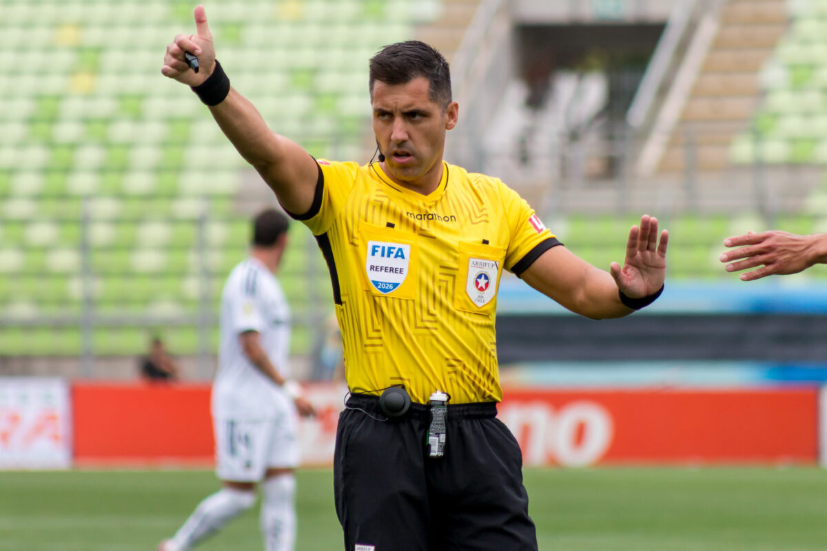 Al Mundial: Cristián Garay fue confirmado como uno de los árbitros de la Copa del Mundo 2026