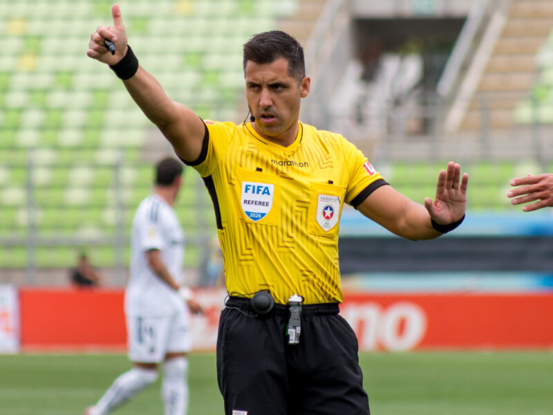 Al Mundial: Cristián Garay fue confirmado como uno de los árbitros de la Copa del Mundo 2026