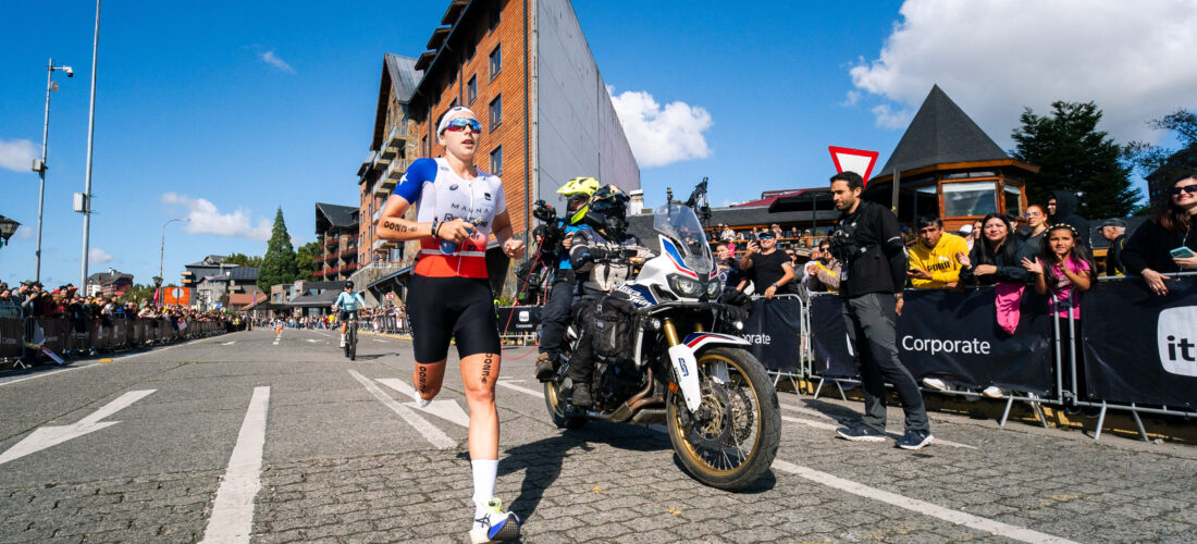 Macarena Salazar se alzó como la campeona del Itaú IRONMAN 70.3 Puerto Varas 2026