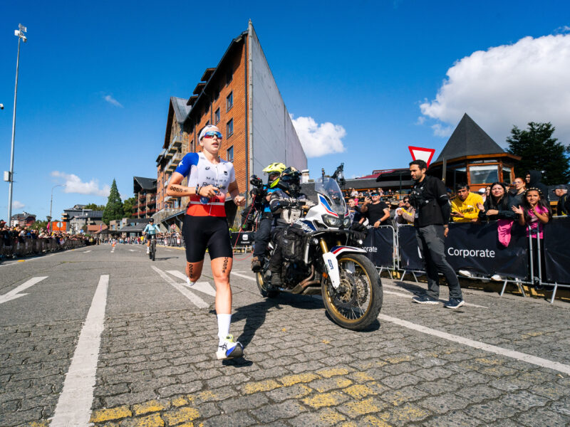 Macarena Salazar se alzó como la campeona del Itaú IRONMAN 70.3 Puerto Varas 2026