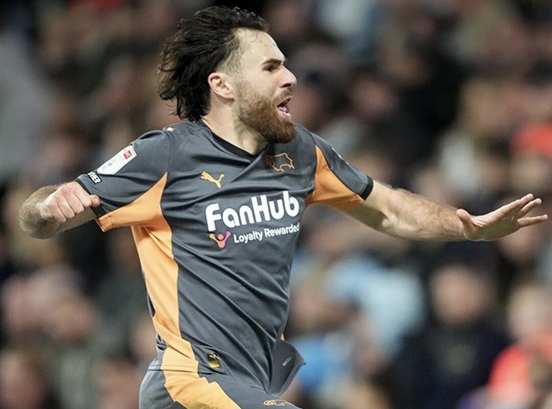 VIDEO | Ben Brereton sigue intratable en Championship y convirtió dos goles en la caída de Derby County