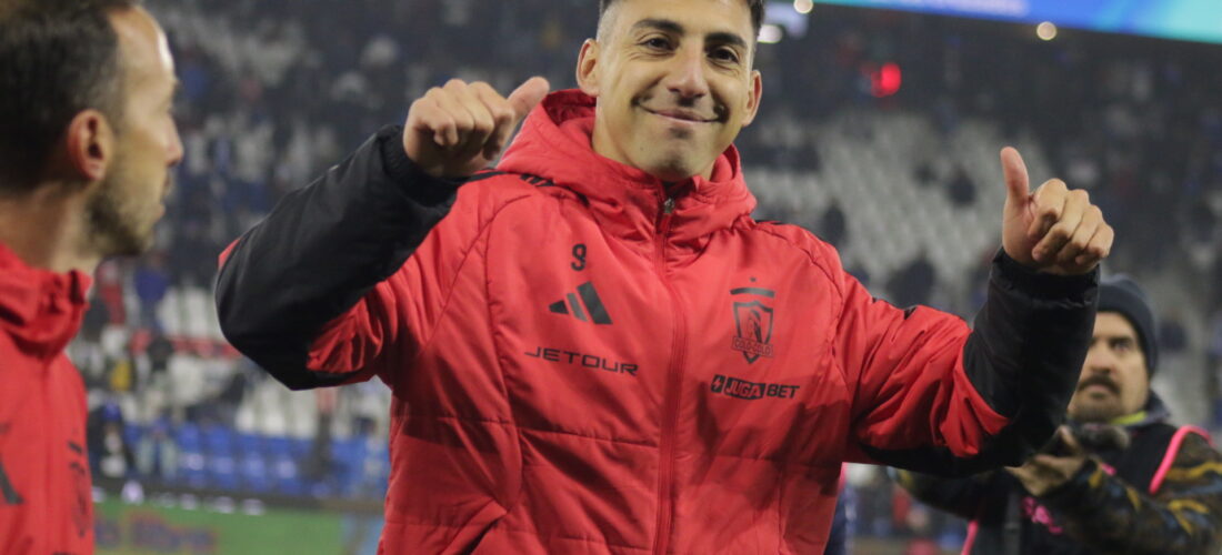 Colo Colo derrotó a U. Católica con doblete de Correa y sigue en lo más alto del torneo