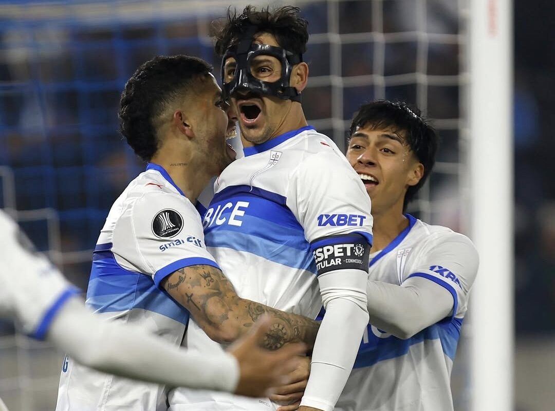 Con un Zampedri imparable: Universidad Católica derrotó a Barcelona y es el líder de su grupo en Libertadores