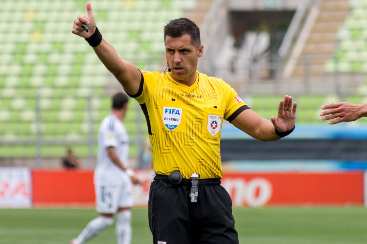 El millonario monto que recibirá el árbitro chileno Cristian Garay por dirigir en el Mundial 2026
