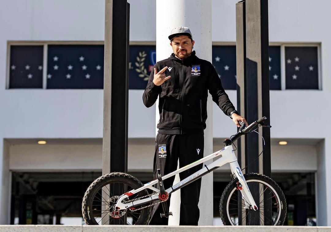 “Ver a Colo Colo en cualquier rama me produce más que un partido de la Premier”: Matías Alegría, el ciclista colocolino que destaca a nivel mundial