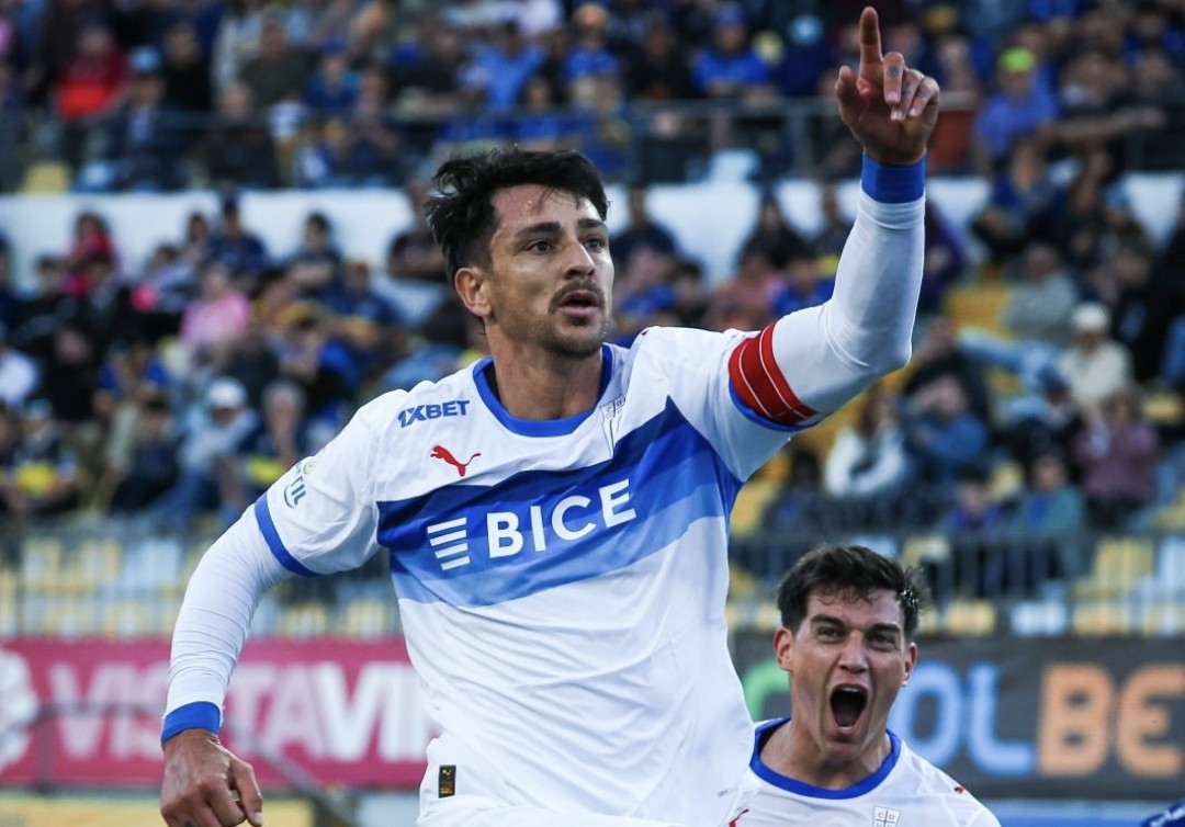 Nuevamente Zampedri salvador: Universidad Católica derrotó a Everton y sigue firme por el Chile 2