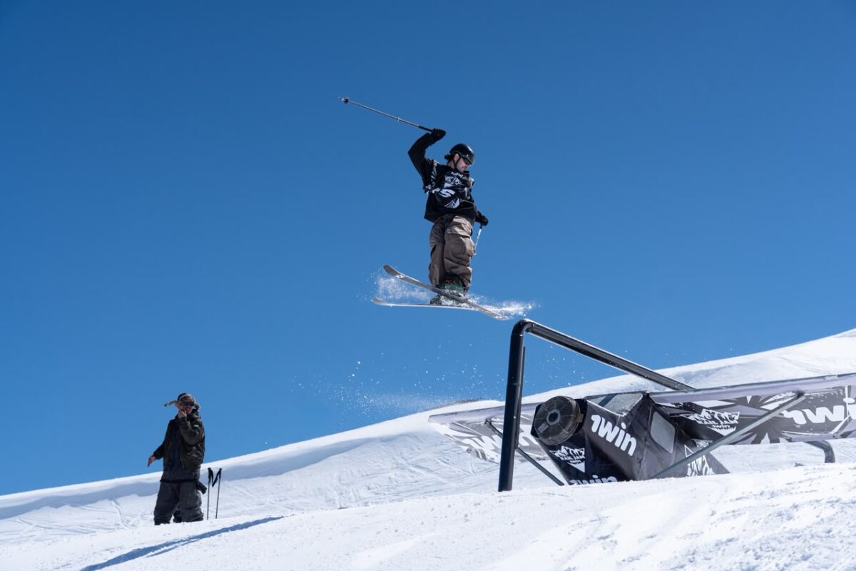 Deportistas chilenos fueron protagonistas del Rail Jam en La Parva