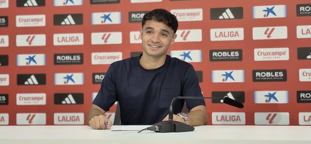 Otro chileno a Europa: Joven jugador nacional fue presentado en importante club de España